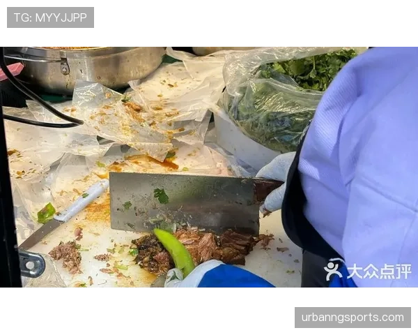 杨倩在路边摊啃肉夹馍手腕那块金表,瞬间被现实教育了 杨倩在路边摊啃肉夹馍手腕那块金表,瞬间被现实教育了